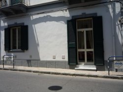 Appartamento piano terra ,interamente ristrutturato,a pochi passi dal mare.